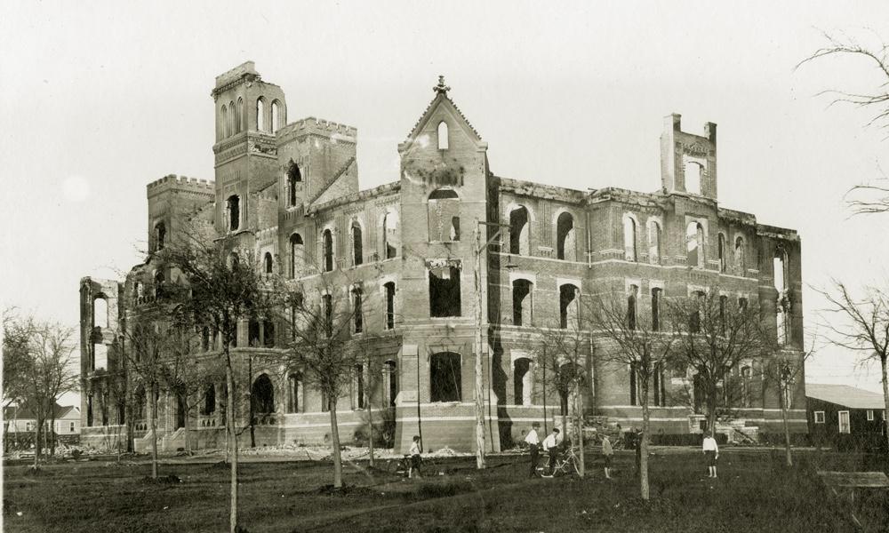 大火过后，TCU韦科校区主楼四层石质建筑烧焦的残骸